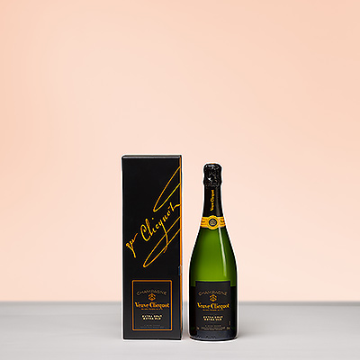 Veuve Clicquot Extra Brut Extra Old est un champagne supérieur d'une douceur et d'une intensité soyeuses inégalées, composé exclusivement à partir des vins de réserve acclamés de la légendaire Maison. Doublement vieilli pour un équilibre aromatique parfait, ce vin est frais, complexe et présente des bulles d'une finesse exceptionnelle.