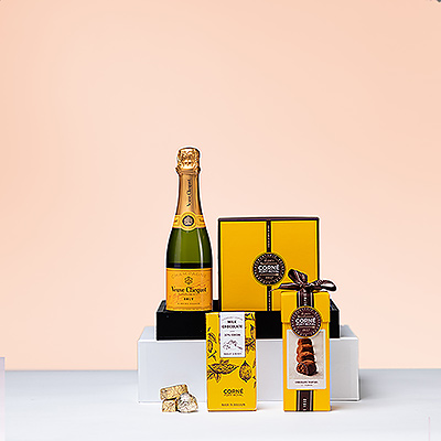 Quoi de mieux que la combinaison intemporelle d'un luxueux champagne et d'un délicieux chocolat belge? Présenté dans un chic plateau noir, ce cadeau comprend le célèbre Veuve Clicquot avec un riche assortiment de truffes Corné Port-Royal, divers chocolats et une tablette de chocolat.