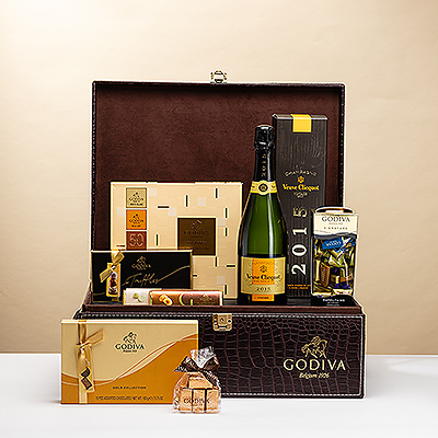 Certaines occasions nécessitent un cadeau vraiment spécial. Si vous avez besoin d'un cadeau VIP, ce luxueux cadeau composé de chocolat Godiva et de champagne Veuve Clicquot 2015 Vintage est le choix idéal.