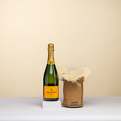 Le rafraîchisseur Kywie en daim camel est présenté avec une bouteille du prestigieux champagne Veuve Clicquot Brut.