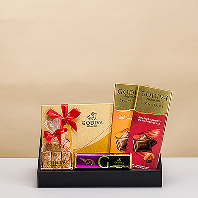 Un cadeau élégant pour ceux qui ont un goût irréprochable: un plateau de chocolats luxueux de Godiva. Un merveilleux cadeau pour les anniversaires, les remerciements et les fêtes. Ce cadeau au chocolat Godiva est également un cadeau d'entreprise très apprécié.