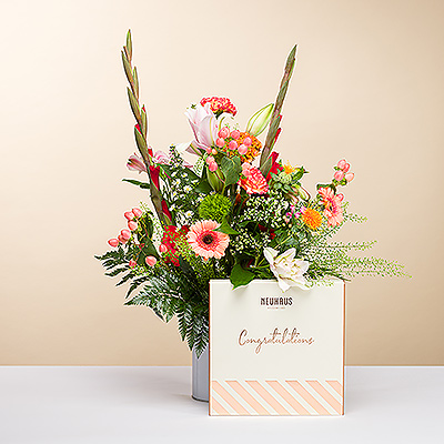 Impressionnez avec ce superbe bouquet débordant de couleurs et d'une riche variété de textures. Le luxueux chocolat belge Neuhaus Congratulations accompagne le magnifique bouquet.