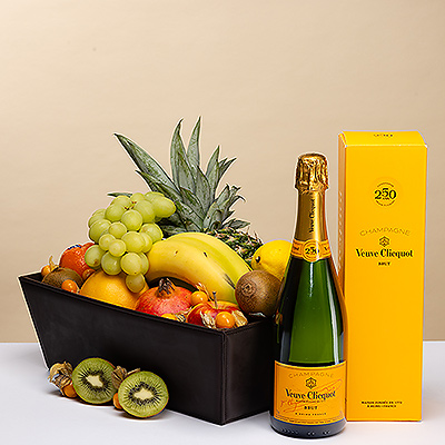 Cette magnifique corbeille de luxe avec des fruits frais et du champagne Veuve Clicquot est un cadeau pour toutes les occasions.