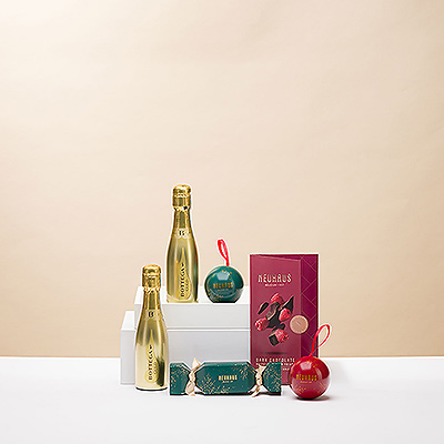 Passez un vrai Noël avec le plus savoureux des chocolats de Noël Neuhaus et du vin pétillant! Ce délicieux cadeau de Noël en chocolat contient une paire de décorations de Noël Neuhaus pour décorer l'entrée, un biscuit de Noël festif et une généreuse tablette de chocolat noir à la framboise.