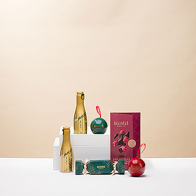 Passez un vrai Noël avec le plus savoureux des chocolats de Noël Neuhaus et du vin mousseux sans alcool! Ce délicieux cadeau de Noël en chocolat contient une paire de décorations de Noël Neuhaus pour décorer l'entrée, un biscuit de Noël festif et une généreuse tablette de chocolat noir à la framboise.