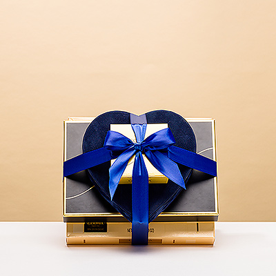 Le cadeau idéal pour lui à l'occasion de la Saint-Valentin : une tour de délicieux chocolats Godiva dans un luxueux coffret-cadeau en velours bleu. Votre mari ou votre petit ami fondra pour cette délicieuse collection des meilleurs chocolats Godiva assortis, de truffes de rêve et de Carrés.