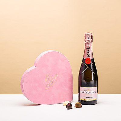 Plus besoin de chercher le cadeau idéal pour la Saint-Valentin. Ce magnifique cadeau composé d&#39;un cœur Godiva en velours rose et d&#39;un champagne Moët & Chandon Rosé Impérial est la façon la plus romantique de dire "Je t&#39;aime"!