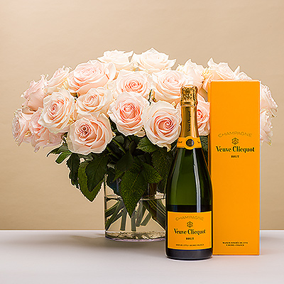 Surprenez quelqu'un de spécial avec un magnifique bouquet composé de 20 roses aux couleurs pastel, présenté avec une luxueuse bouteille de champagne Veuve Clicquot. La combinaison parfaite de roses romantiques et de délicieuses bulles est le cadeau idéal pour les mariages, les anniversaires ou toute autre occasion romantique.